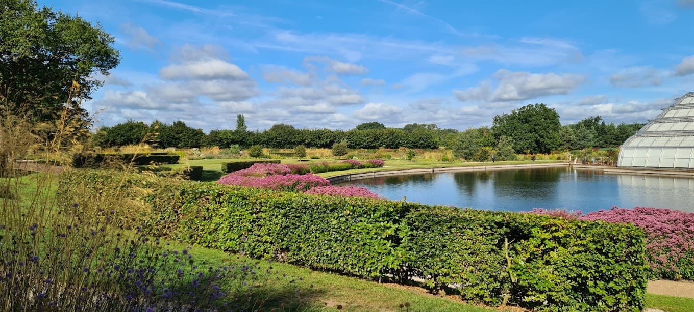 https://blog.staylets.co.uk/wp-content/uploads/2024/04/RHS-Garden-Wisley.jpg_img